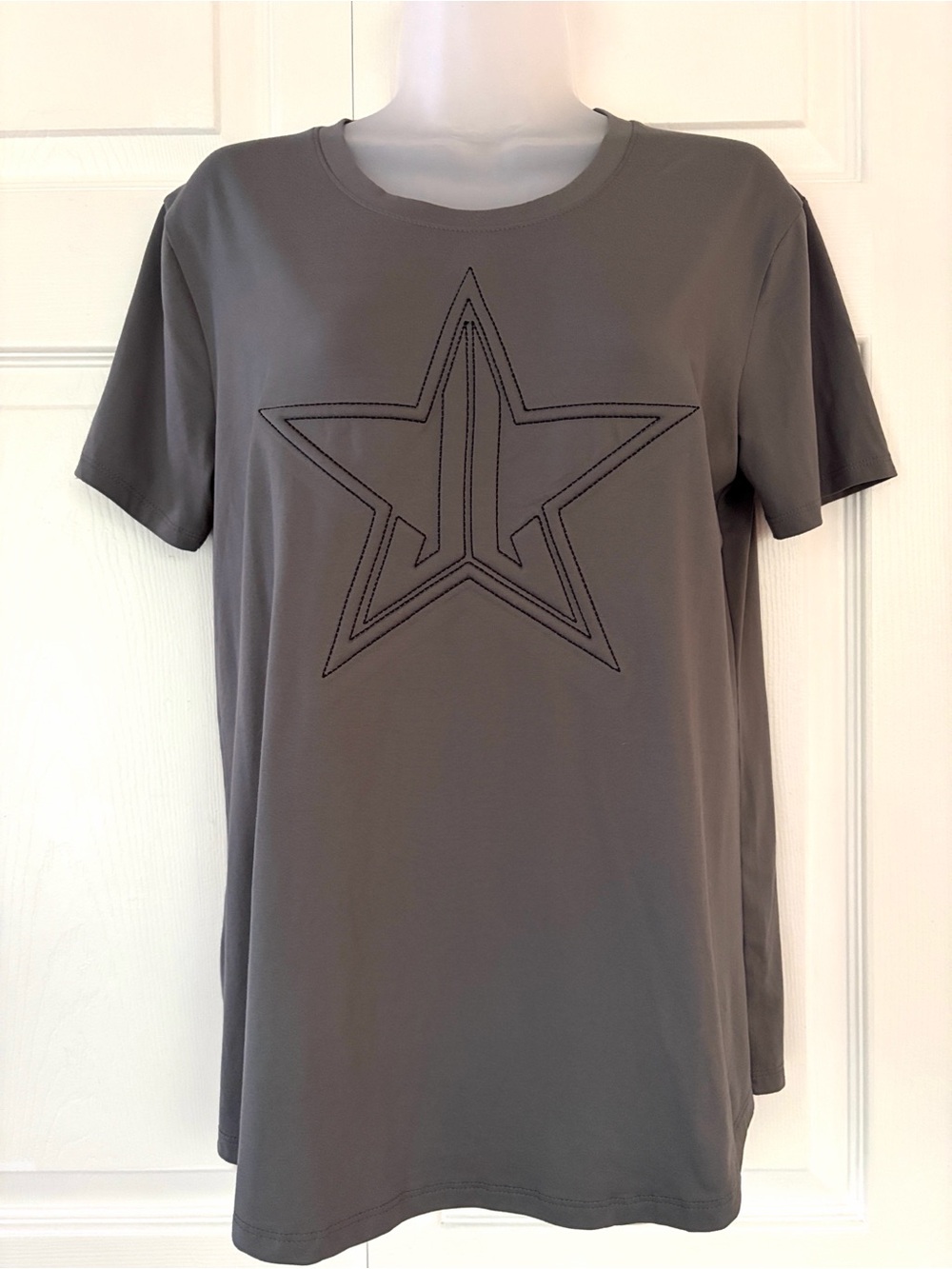 Jeffree Star Cosmetics branded tee shirt
"Velour Puff Star" Gray size Medium